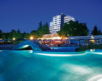 Valamar Diamant Hotel - โพเรซ - สระว่ายน้ำ