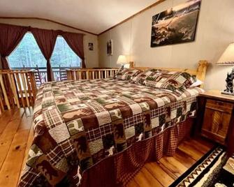 Cute Cabin creek & Firepit #12 - Helen - Bedroom