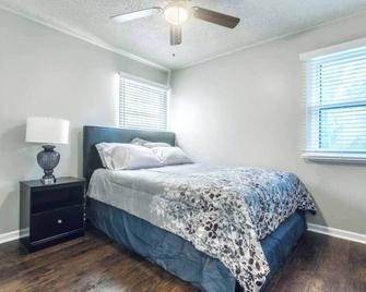 Great for a staycation, or work-from-home alternative - Kansas City - Bedroom