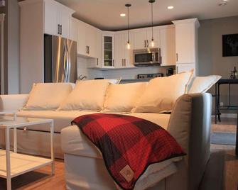Stylish Mountain View - Cozy Canadiana Pet Friendly - Cochrane - Olohuone