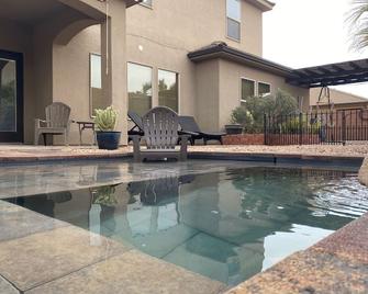 Tiny RV with stone pool. Pets stay free! Sunny St George, Utah R&R awaits! - Saint George - Pool