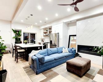 Cozy 2-bedroom townhome in welcoming Newark with AC, WiFi - Newark
