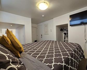 The Mj Tunnel Renovated Suite Wifi Parking - Moose Jaw - Bedroom