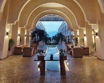 The Pade Hotel - בנדה אקה - לובי