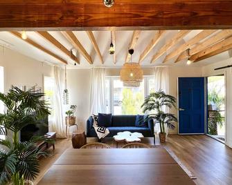 Renovated and designed by an LA based architect with a wonderful front yard. - Lawndale - Living room