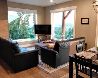 River & Garden View Suite of Kalama Oaks Lodge - Kelso