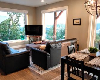 River & Garden View Suite of Kalama Oaks Lodge - Kelso