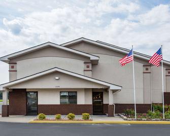 Super 8 by Wyndham Franklin - Franklin - Building