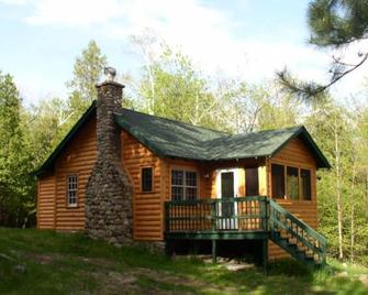 Cute Cabin with Hot Tub on 18 acres Near Whiteface & Adirondack Wildlife Refuge - Wilmington - Building