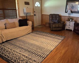 Cozy 2 room farmhouse on The Ranch @ Traders Hill, pristine equestrian facility. - Hilliard - Living room