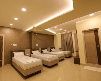 Jayam Hotel - Palani - Bedroom