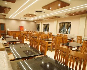 V1-One Bouteeque Hotel - Raichur - Restaurant