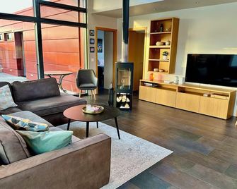 Luxury, Modern, Amazing River/Mountain view with Hot Tub. Winter/Summer Holiday - Reykholt - Wohnzimmer