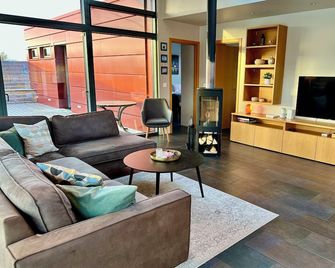 Luxury, Modern, Amazing River/Mountain view with Hot Tub. Winter/Summer Holiday - Reykholt - Obývací pokoj