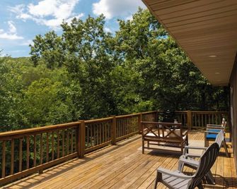 Waterfront•Private Cove•Fish and Kayak•Sleeps 6•Close to SDC and Branson! - Galena - Balcony