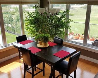 Executive Quiet Home on Edge of City - Saskatoon - Essbereich