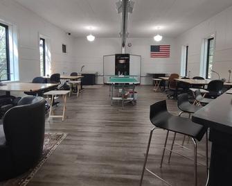 Restored school house turned creative flex space - Perham - Restaurante