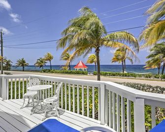 Lovely 'Sea Dreams Villa' w/ Private Beach & Deck! - Cayman Brac - Balcón
