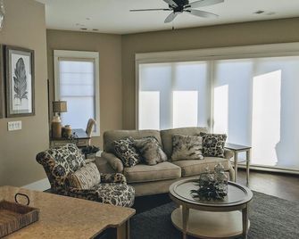 Beautiful condo in downtown Blue Ridge! - Blue Ridge - Living room