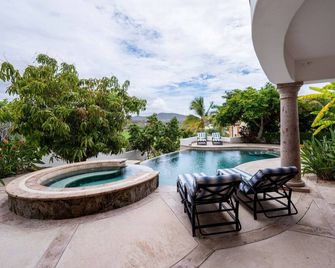 Puerto Los Cabos Flor de Mayo 1 way Lux transport - San José del Cabo - Piscina