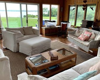 Bright, open waterfront house with gorgeous sunsets and private beach - Shelter Island - Sala de estar