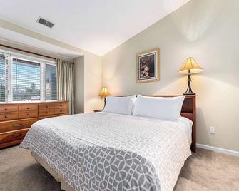 Beachside 322 Waterfront Condo - Traverse City - Makuuhuone