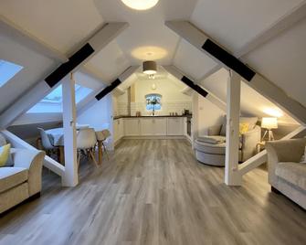 Apartment- Modern- Ensuite with Shower- 2 Bedrooms - Leighton Buzzard - Living room