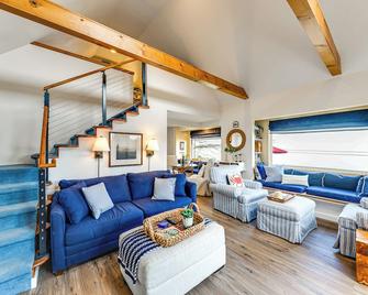 Waterfront Gem w/ 2 Patios on Camano Island - Camano Island - Living room