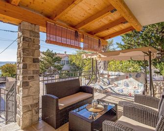 Awesome home in Cesarica with sauna - Karlobag - Balcón