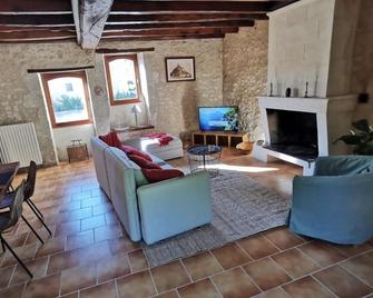 Pretty stone house with swimming pool in magnificent agricultural area - Bonnes - Sala de estar