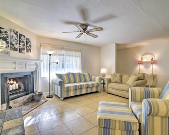 Pet-Friendly Brooksville Cottage w/ Fire Pit! - Brooksville - Huiskamer