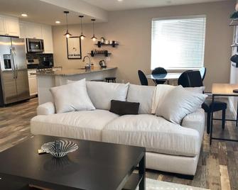 Home away from Home. Spacious and quiet basement apartment sanctuary. - Longmont - Living room