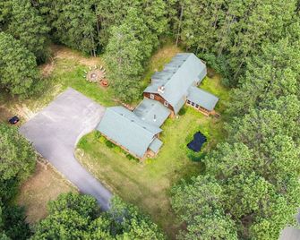 8BR 5BA Huge Dog Friendly Log Cabin near Wisconsin Dells and Lake sleeps 25plus - Mauston - Vista del exterior