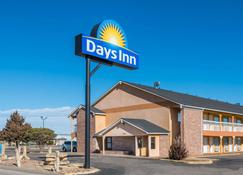 Days Inn by Wyndham Russell - Russell - Gebouw