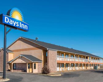 Days Inn by Wyndham Russell - Russell - Edificio