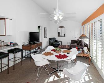 Second-story downtown condo w/ resort-style pools & tennis - Palm Springs - Comedor
