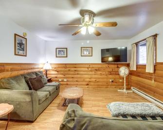 Lakefront Bemidji Getaway with Community Beach! - Bemidji - Living room