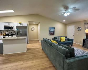 Cozy home w/open floor plan -- easy access to beaches, parks, and Bucs Stadium - Temple Terrace - Phòng khách