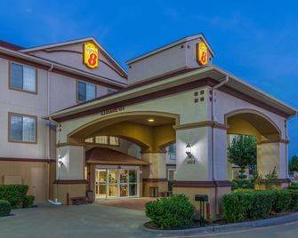 Super 8 by Wyndham Hillsboro TX - Hillsboro - Building