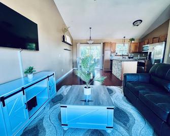 New Spacious Home Minutes From Oneida Lake & Fall Festivities! - Brewerton - Sala de estar