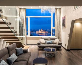 Castle Apartments Budapest - Budapest - Living room