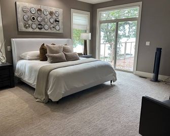 Spacious 3-bedroom lake front house in Okoboji - Spirit Lake - Bedroom