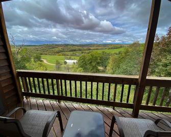 Ranch life, 300 acres! 10 mile views., trails, animals, swimming pool, golf - Elizabeth - Balcony