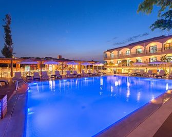 서니 데이즈 호텔 르호데스 - 이알리소스 - 수영장