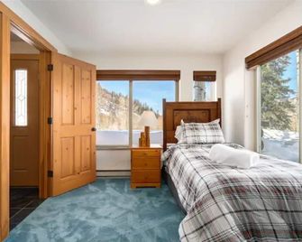 Close to town cabin w/Hot Tub in Steamboat Springs - Steamboat Springs - Bedroom