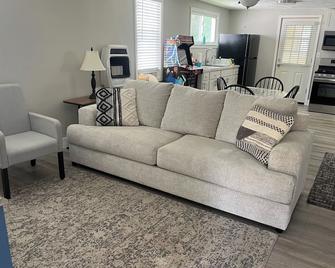 Little oasis a short walk from GOTL strip - Geneva - Sala de estar