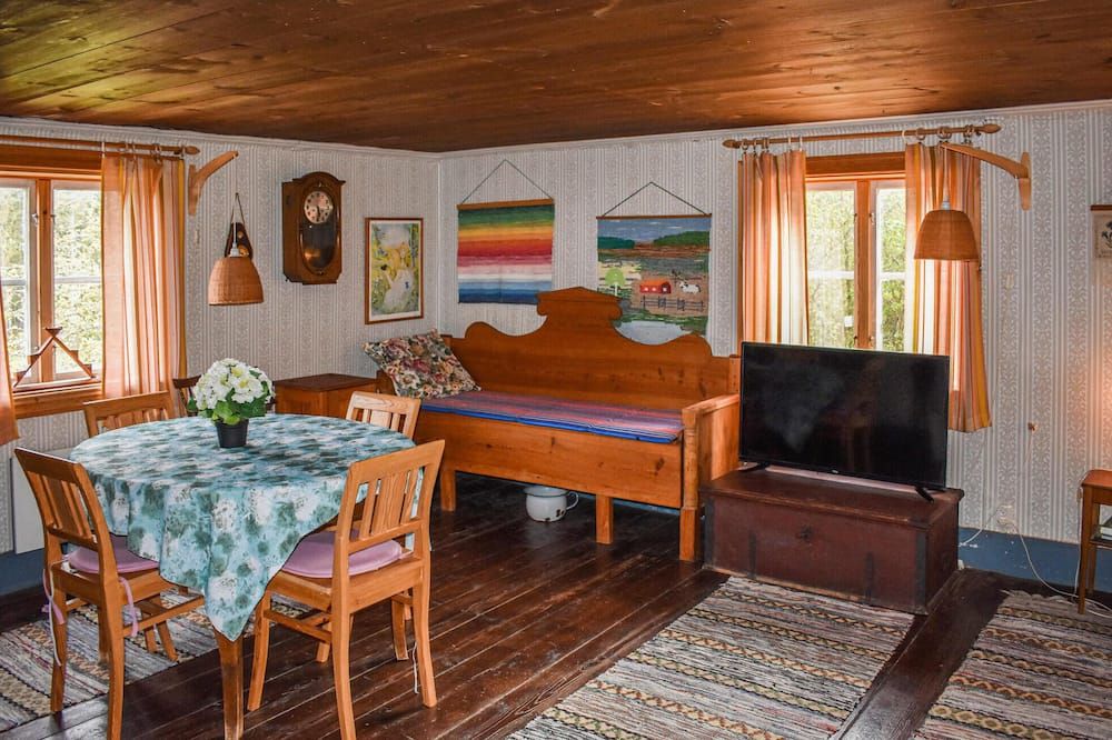 2 Bedroom Cozy Home In Ödeshög - Ödeshög - Dining room
