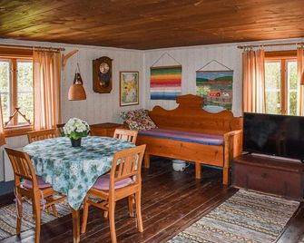 2 Bedroom Cozy Home In Ödeshög - Ödeshög - Dining room