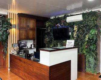Regina Hotel - La Fortuna - Front desk