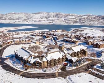 Second-floor condo with mountain & lake views, pool, hot tubs, gym & fireplace - Heber City - Edificio